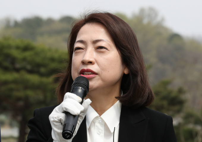 더불어민주당이 금융투자소득세 유예와 시행 여부에 대한 결론을 다음주까지 정하겠다고 전했다. 사진은 황정아 민주당 대변인이 지난 4월11일 대전 유성구 국립대전현충원에서 참배를 마친 뒤 기자회견을 하는 모습. /사진=뉴스1