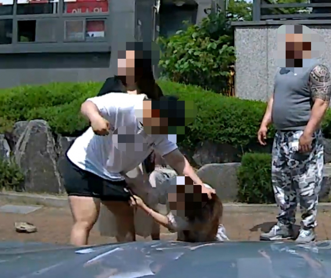 "차를 빼달라"고 요구한 여성을 폭행한 혐의로 불구속 기소된 보디빌더가 항소심에서도 1심과 동일한 징역 2년을 선고받았다. 보디빌더가 차를 빼달라고 요구한 여성을 폭행하는 모습./사진=뉴시스
