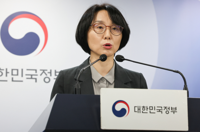 정부가 상급종합병원의 구조 전환을 위해 중증 진료 수가를 대폭 인상하겠다고 발표한 가운데 환자의 진료비 부담은 늘지 않도록 설계할 계획이다. 정경실 보건복지부 의료개혁추진단장이 의료개혁 추진상황 브리핑에서 발표하고 있는 모습./사진=뉴스1