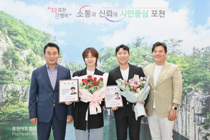 백영현 포천시장(왼쪽 첫번째)이 27일 시장 집무실에서 가수 김성준(왼쪽 두번째)과 배우 윤태용(왼쪽 세번째)을 홍보대사로 위촉한 뒤 기념촬영을 하고 있다. / 사진제공=포천시  