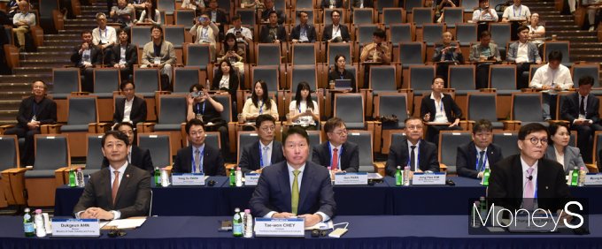 [머니S포토] 대한상의 최태원·한은 이창용·산업 안덕근, 기조연설 경청
