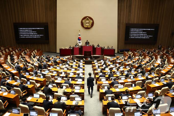 우원식 국회의장이 26일 오후 서울 여의도 국회에서 열린 제418회국회(정기회) 제9차 본회의에서 '방송4법·노란봉투법·민생회복지원금법' 재표결을 마치고 부결을 선언하고 있다. 2024.9.26/뉴스1 ⓒ News1 김민지 기자