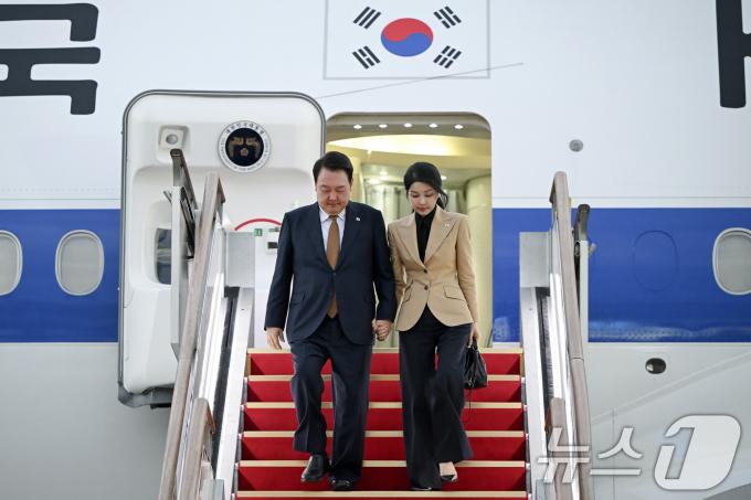 윤석열 대통령과 부인 김건희 여사가 22일 새벽 2박4일간의 체코 공식방문을 마치고 귀국, 전용기인 공군 1호기에서 내리고 있다. (대통령실 제공) /뉴스1 ⓒ News1 박지혜 기자