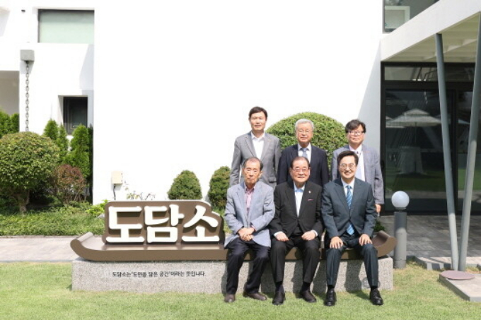김동연 경기도지사(앞줄 오른쪽)가 26일 수원 팔달구 도담소에서 이종찬 현 광복회장(앞줄 중앙) 및 역대 독립기념관장 등과 기념사진을 찍고 있다. / 사진제공=경기도
