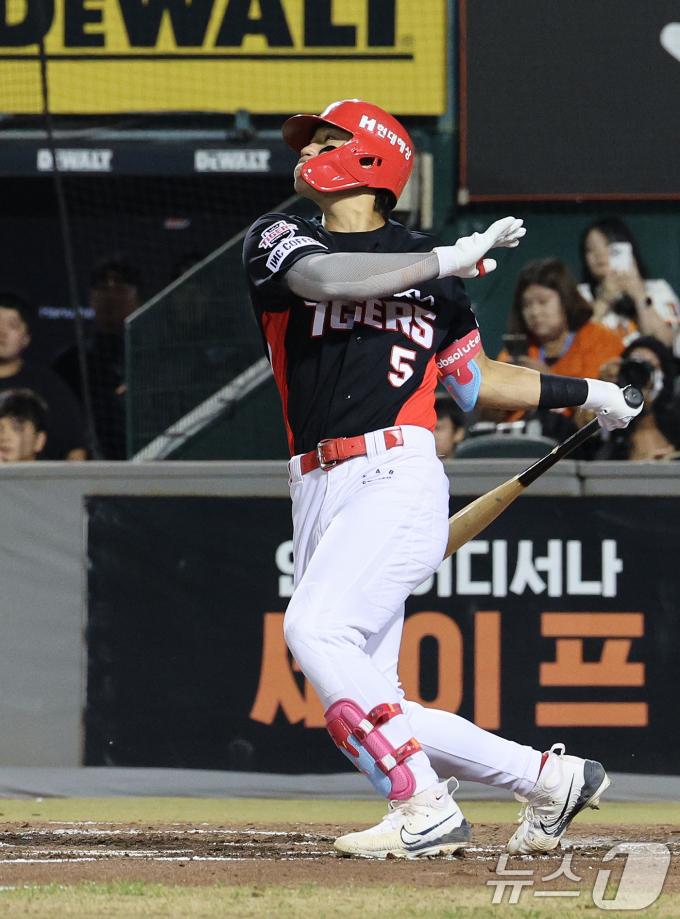 27일 오후 대전 한화생명 이글스파크에서 열린 프로야구 '2024 신한 SOL 뱅크 KBO리그' KIA 타이거즈와 한화 이글스의 경기, KIA 공격 3회초 2사 상황에서 타석에 들어선 김도영이 타격하고 있다. 2024.9.27/뉴스1 ⓒ News1 장수영 기자