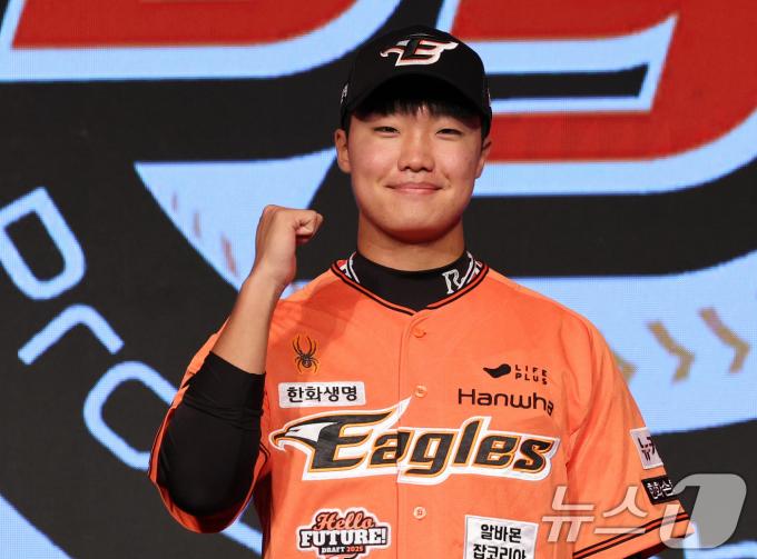 11일 오후 서울 송파구 롯데호텔 월드에서 열린 ‘2025 KBO 신인 드래프트’에서 한화 1라운드 2순위로 지명된 정우주(전주고)가 포즈를 취하고 있다. 2024.9.11/뉴스1 ⓒ News1 장수영 기자