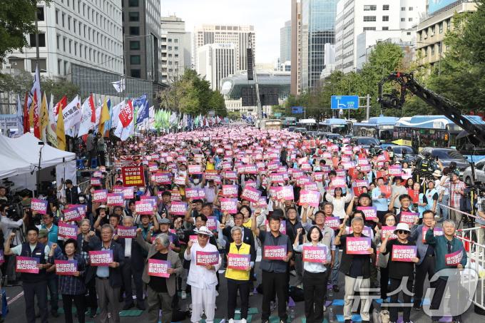 28일 오후 서울 중구 태평로 일대에서 열린 전국민중행동 주최 '윤석열 정권 퇴진 전국동시다발 시국대회'에서 참가자들이 정권 규탄 구호를 외치고 있다. 2024.9.28/뉴스1 ⓒ News1 오대일 기자