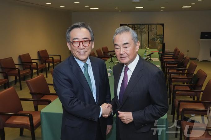 조태열 외교부 장관, 왕이 중국 공산당 중앙정치국 위원 겸 외교부장.(외교부 제공)