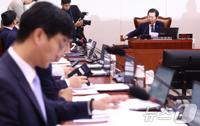 정청래 법제사법위원장이 25일 오전 서울 여의도 국회에서 열린 법사위 전체회의에서 2024년도 국정감사계획서 채택의 건을 의결하고 있다. 2024.9.25/뉴스1 ⓒ News1 김민지 기자