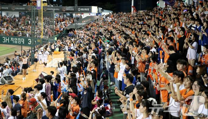 3일 오후 대전 중구 한화생명 이글스파크에서 열린 프로야구 '2024 신한 SOL뱅크 KBO리그' 두산 베어스와 한화 이글스 경기에서 한화 이글스 팬들이 응원을 펼치고 있다. 2024.9.3/뉴스1 ⓒ News1 김기태 기자