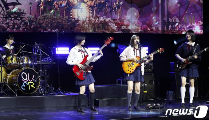 밴드 QWER(큐더블유이알)의 쵸단(왼쪽부터)과 마젠타, 시연, 히나 ⓒ News1 권현진 기자