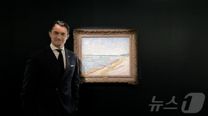 프랜시스 벨린(Francis Belin) 크리스티 아시아 지역 총괄 사장이 홍콩 더 헨더슨 크리스티 홍콩 본사에 걸린 빈센트 반 고흐의 작품 '정박한 배' 앞에서 포즈를 취하고 있다. 이 작품은 '20세기 및 21세기 이브닝 경매'에서 2억1500만 홍콩달러(수수료 포함 2억5062만5000 홍콩달러, 낙찰가 기준 약 365억4700만 원)에 낙찰됐다. 2024.9.26/뉴스1 ⓒ News1 김일창 기자