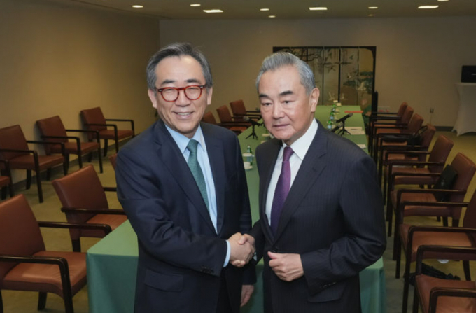  사진은 28일(현지 시각) 제79차 유엔총회에 참석 중인 조태열 외교부 장관왼쪽)과 왕이 중국 공산당 중앙정치국 위원 겸 외교부장. /사진=외교부
