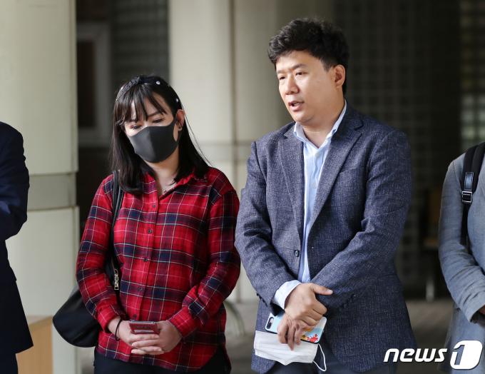 '서울시 공무원 간첩조작 사건' 피해자 유우성씨가 23일 오후 서울 서초구 서울중앙지법 서관 앞에서 열린 유가려, 유우성에 대한 증인신문 관련 기자회견에서 