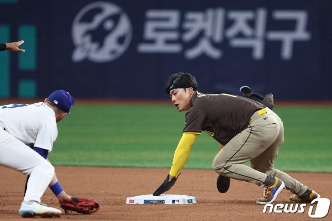 21일 서울 구로구 고척스카이돔에서 열린 2024 미국 메이저리그(MLB) 월드투어 서울시리즈 공식 개막전 샌디에이고 파드리스와 LA 다저스의 2차전 경기에서 샌디에이고 김하성이 4회초 1사 1루에서 2루 도루를 시도해 성공하고 있다. 2024.3.21/뉴스1 ⓒ News1 박정호 기자