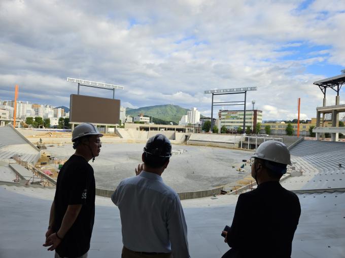 허구연 KBO 총재가 28일 대전 신축구장을 찾아 현장을 점검했다 (KBO 제공)