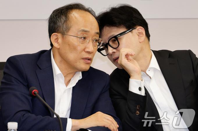 한동훈 국민의힘 대표(오른쪽)와 추경호 원내대표가 19일 오후 서울 여의도 중앙당사에서 열린 전국 시·도당 위원장 회의에서 대화하고 있다. 2024.8.19/뉴스1 ⓒ News1 안은나 기자