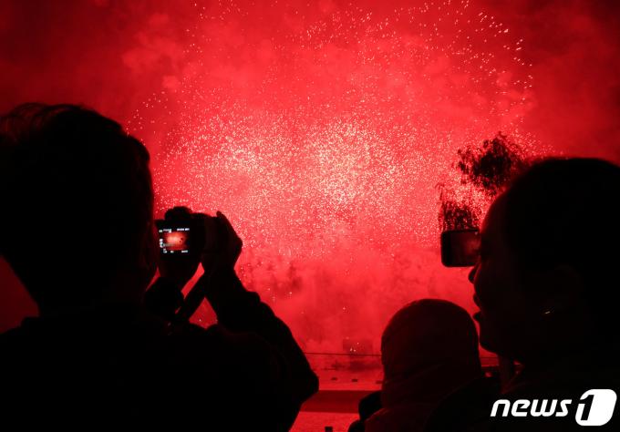 지난해 서울 여의도 한강공원 일대에서 열린 '2023 서울세계불꽃축제'에서 화려한 불꽃들이 밤하늘을 수놓고 있다. 올해 축제는 '다채로운 색깔로 내일의 세상을 환하게 비추는 밝은 미래'(Lights of Tomorrow)라는 주제로 열린다. 2023.10.7/뉴스1 ⓒ News1 장수영 기자