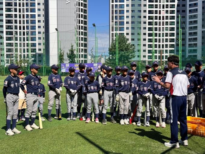 류지현과 최일언 코치가 광명시 리틀 주니어를 만나 레슨을 진행했다. (KBO 제공)