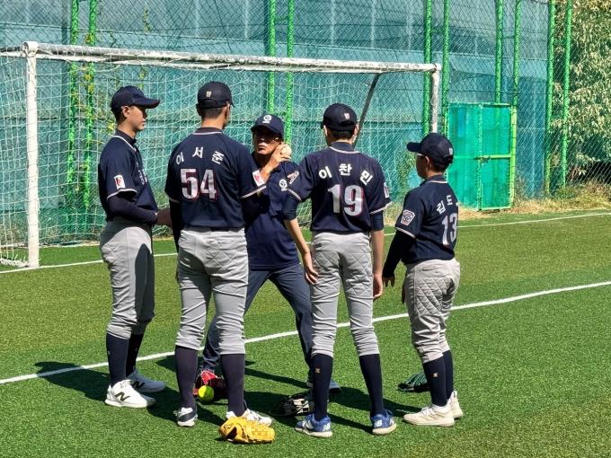 류지현과 최일언 코치가 광명시 리틀 주니어를 만나 레슨을 진행했다. (KBO 제공)