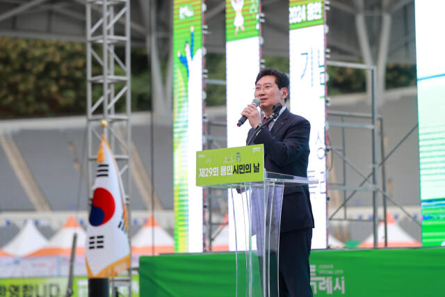 이상일 용인특례시장이 28일 오후 용인미르스타디움에서 제29회 용인시민의 날을 기념해 열린 '2024 용인시민 페스타' 행사 기념식에서 축사를 하고 있다. / 사진제공=용인특례시 