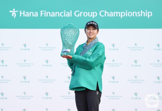 KLPGA 투어 하나금융그룹 챔피언십 정상에 오른 마다솜이 우승컵을 들고 기념 촬영을 하고 있다. /사진= KLPGA