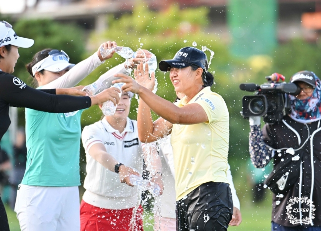 마다솜이 KLPGA 투어 하나금융그룹 챔피언십 우승 확정 후 동료 선수들에게 물세례를 받고 있다. /사진= KLPGA