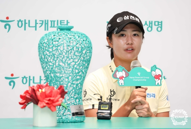 마다솜이 KLPGA 투어 하나금융그룹 챔피언십 우승 후 기자회견을 하고 있다. /사진= KLPGA