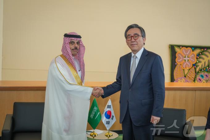 조태열 외교부 장관이 파이살 빈 파르한 알 사우드 사우디 외교부 장관과 회담을 가졌다. (외교부 제공)