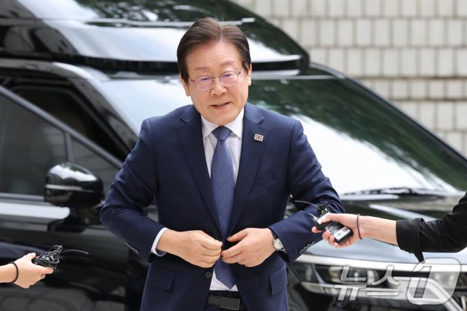 이재명 더불어민주당 대표가 27일 오전 서울 서초구 서울중앙지방법원에서 열린 '대장동 배임·성남FC 뇌물' 관련 특정범죄가중처벌등에관한법률위반(뇌물) 등 1심 속행 공판에 출석하고 있다. 2024.9.27/뉴스1 ⓒ News1 신웅수 기자