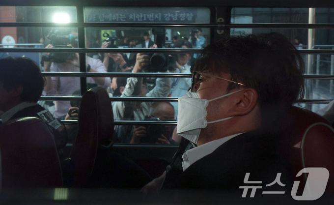 '음주 뺑소니' 혐의를 받는 트로트 가수 김호중 씨가 31일 오전 서울 강남경찰서에서 나와 검찰로 구속 송치되고 있다. 2024.5.31/뉴스1 ⓒ News1 박정호 기자