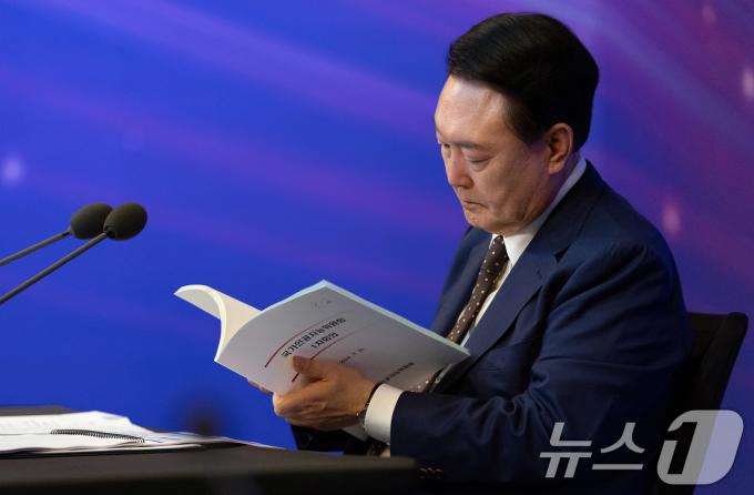 윤석열 대통령이 26일 서울 종로구 포시즌스호텔에서 열린 대통령 직속 국가인공지능위원회 출범식 및 1차 회의에서 자료를 살펴보고 있다. (대통령실 제공) 2024.9.26/뉴스1 ⓒ News1 박지혜 기자