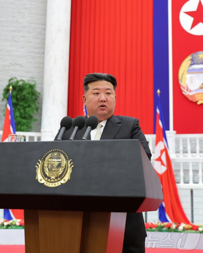 (평양 노동신문=뉴스1) = 북한 노동당 기관지 노동신문은 10일 김정은 노동당 총비서가 정권수립기념일(9월 9일) 76주년을 맞은 9일 