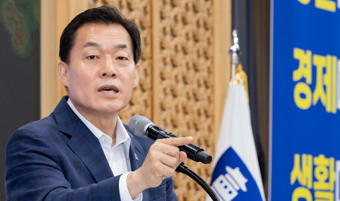 이재준 수원시장이 지난 7월 8일 민선 8기 2주년을 맞아 연 브리핑에서 '공간과 경제, 시민생활의 대전환'을 이루겠다고 말했다. 사진제공=수원시