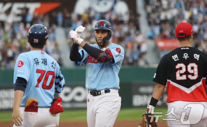 28일 오후 부산 사직야구장에서 열린 '2024 신한 SOL 뱅크 KBO리그' 롯데 자이언츠와 KIA 타이거즈의 경기, 3회말 1사 주자 없는 상황 롯데 레이예스가 1루타를 친 뒤 세리머니를 하고 있다. 레이예스는 이 안타로 2014년 서건창 이후 10년 만에 단일 시즌 200안타 고지를 밟았다. 2024.9.28/뉴스1 ⓒ News1 윤일지 기자