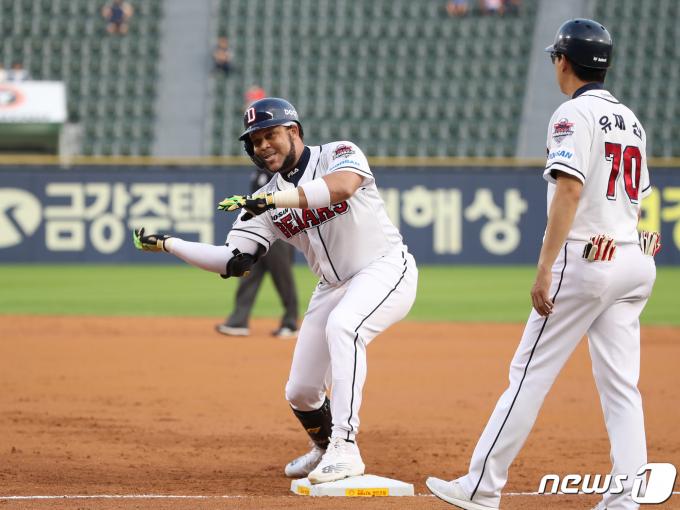 12일 오후 서울 송파구 잠실야구장에서 열린 프로야구 '2022 신한은행 SOL KBO리그' NC 다이노스와 두산 베어스의 경기, 2회말 노아웃 상황에 두산 페르난데스가 안타를 치고 세리머니를 하고 있다. 2022.8.12/뉴스1 ⓒ News1 송원영 기자