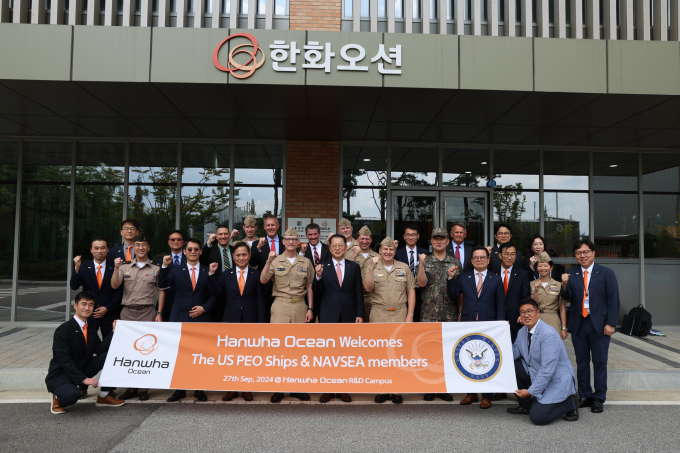 미국 해군 함정사업을 주관하는 장성단이 27일 경기도 시흥에 위치한 한화오션 시흥R&D캠퍼스를 방문, 세계 최고 수준의 R&D 시설을 직접 눈으로 확인했다. 첫번째줄 왼쪽 세번째부터 특수선 해외사업단장 정승균 부사장, 제품전략기술원장 손영창 부사장, 미국 해군 NAVSEA 윌리엄 그린 제독(소장), 한화오션 김희철 사장, 토마스 앤더슨 제독(소장), 방위사업청 함정사업부장 신현승 준장, 특수선사업부장 어성철 사장. /사진=한화오션