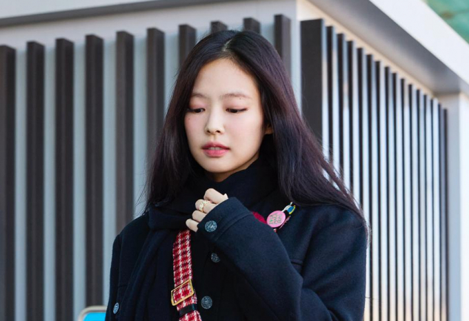 블랙핑크 제니가 공항패션으로 '인간샤넬' 면모를 다시 드러냈다. /사진=샤넬