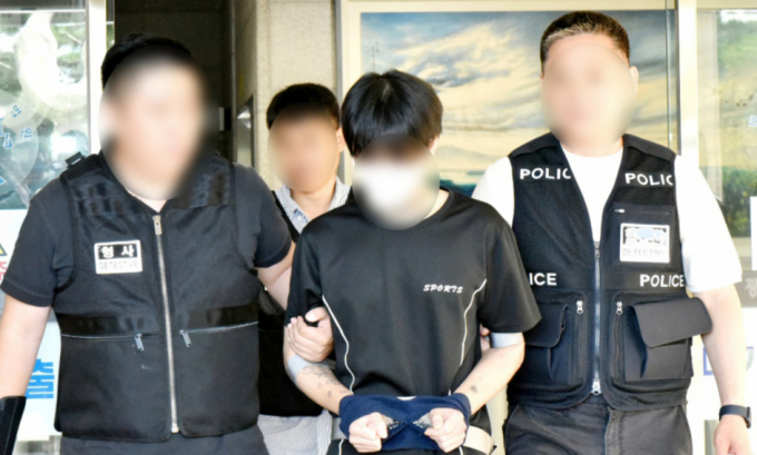 길을 걷던 10대 여학생을 흉기로 살해한 30대 남성의 신상정보 공개 여부가 결정된다. 사진은 해당 남성이 28일 영장실질심사를 받은 후 취재진의 잘문에 답하는 모습. /사진=뉴스1