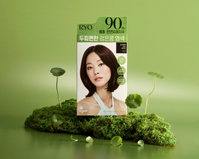 아모레퍼시픽 탈모케어 브랜드 려(RYO)가 천연유래지수 90%의 새치 염색제 '두피편한 검은콩 염색'을 출시했다. 소프트블랙, 딥브라운, 애쉬브라운, 브라운 총 4가지 컬러로 선보인다. /사진=아모레퍼시픽