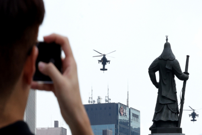  2025년부터 도입될 해군 해상초계기 P-8A 포세이돈을 비롯해 주력 무기체계들이 전술비행을 선보일 것으로 예상된다. 육군 아파치 헬기 편대가 서울 종로구 광화문광장 일대에서 국군의 날 시가행진 예행 연습을 위한 비행 훈련을 하고 있다. /사진=뉴스1