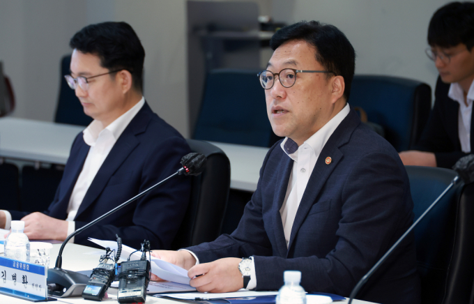 김병환 금융위원장이 9일 오전 서울 강남구 새마을금고중앙회에서 5개 상호금융중앙회 대표이사 등과 간담회를 하고 있다./사진=금융위원