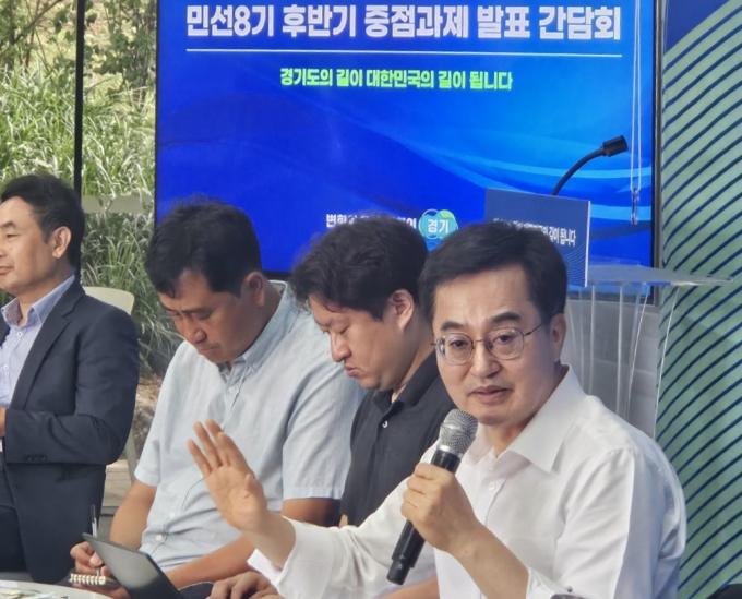 김동연 경기도지사(오른쪽)가 8월14일 도담소(옛 경기도지사 공관) 기자간담회에서 민선 8기 후반기 중점과제로 '임금 삭감 없는 주 4.5일제' 시범 도입을 밝히고 있다. 사진=김동우 기자