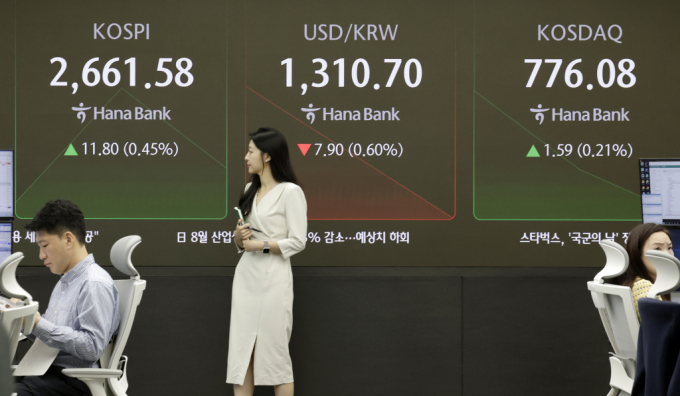 코스피·코스닥이 장 초반 하락하고 있다. 사진은 30일 서울 중구 하나은행 딜링룸에서 딜러들이 업무를 보고 있다. /사진=뉴시스 