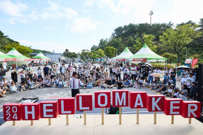 헬로메이커 행사 참가자들이 공연을 관람하고 있다./사진=국립부산과학관
