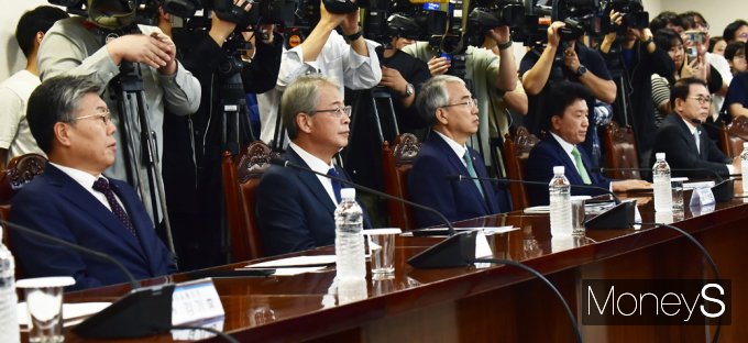 [머니S포토] 금융위 '가계부채·내부통제' 주문 경청하는 금융권 인사들
