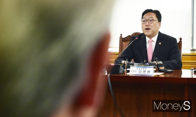 [머니S포토] 김병환, 금융지주 회장 만나 '가계부채·내부통제' 주문