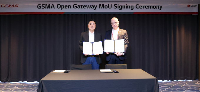 LG유플러스가 세계이동통신사업자연합회(GSMA)와 함께 '오픈 게이트웨이'(GSMA Open Gateway) 참여를 위한 협약을 맺고 네트워크 인프라를 활용한 수익화 전략을 추진한다. 사진은 서울 송파구 소피텔 앰배서더 서울 호텔에서 진행된 협약식에서 이상엽 LG유플러스 CTO(왼쪽)와 알렉스 싱클레어 GSMA CTO가 협력을 다짐하는 모습. /사진=LG유플러스 제공