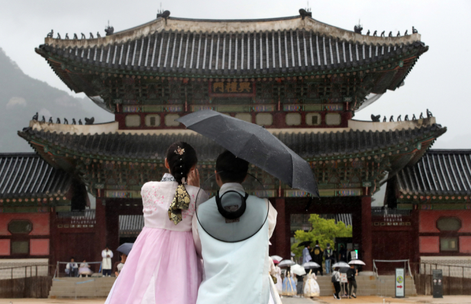  1일은 전국 대체로 흐릴 것으로 전망되며 중부지방은 오후부터 맑아질 것으로 보인다. 서울 종로구 경복궁을 찾은 외국인관광객들이 우산을 쓰고 이동하는 모습 /사진=뉴스1