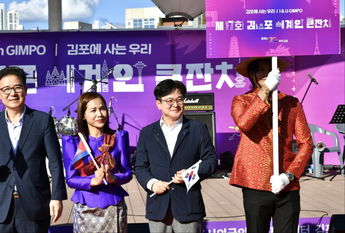 김병수 김포시장(오른쪽 두번째)이 29일 한강중앙공원에서 열린 제17회 김포 세계인 큰잔치에 참석하고 있다. / 사진제공=김포시